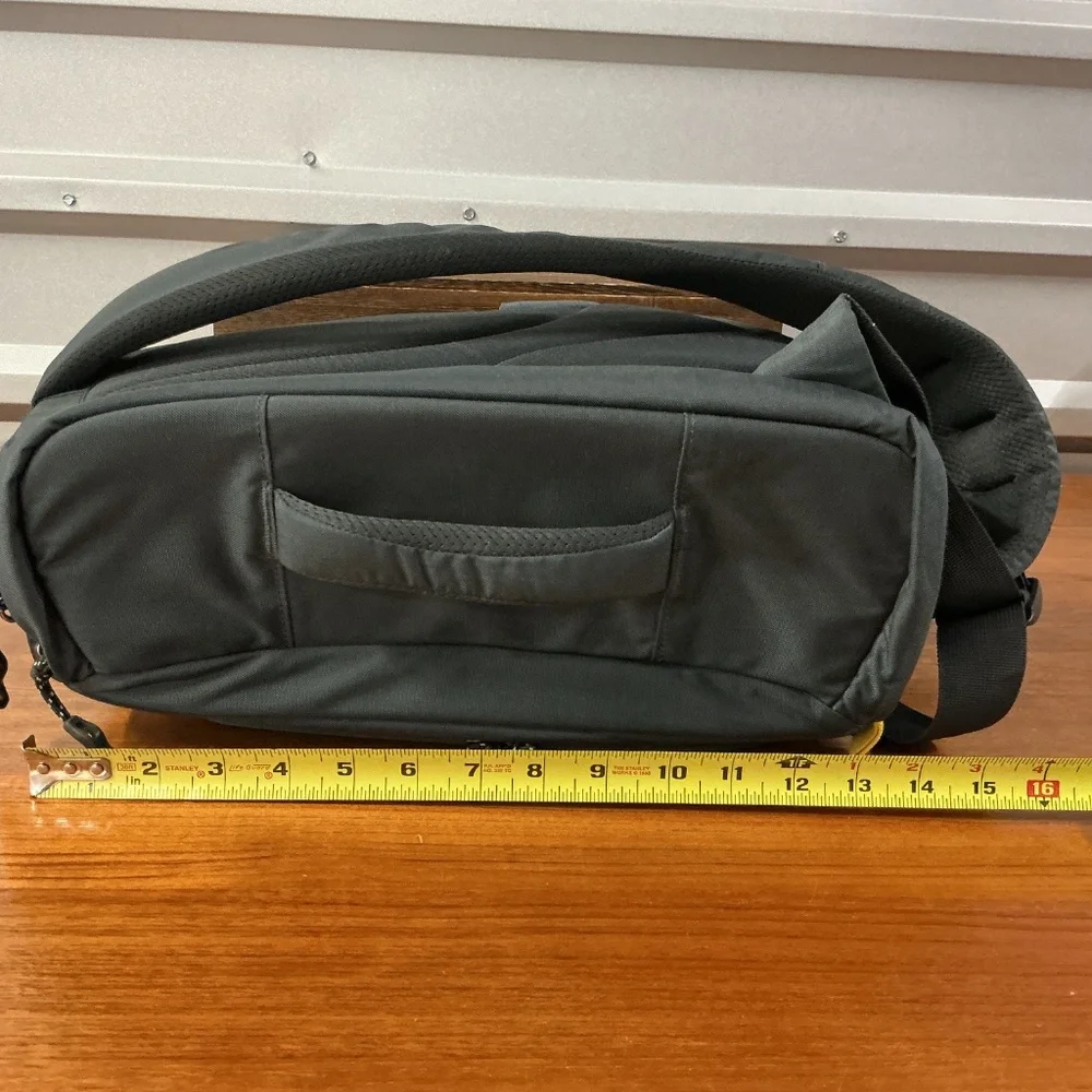 Mountainsmith Descent Black Nylon Sling Camera Pack Bag Adjustable Compartment